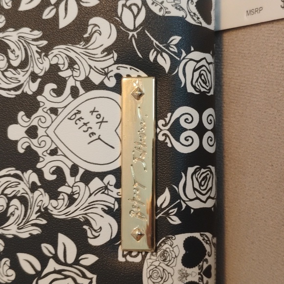 Betsey Johnson's Skulls Zippy Long Wallet NEW WITH TAGS!  $58 Retail - Picture 5 of 6